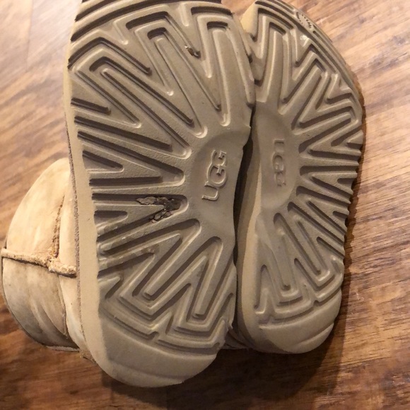 Toddler UGGS size 9 - Picture 4 of 9